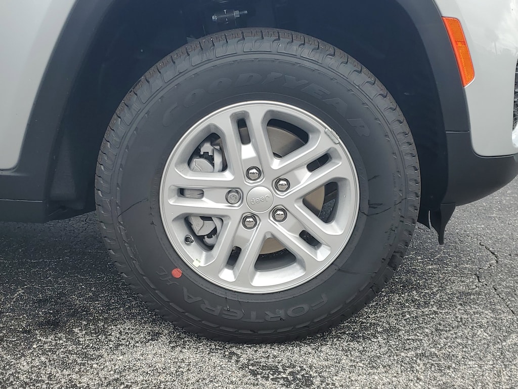 New 2025 Jeep Grand Cherokee Laredo Sport Utility