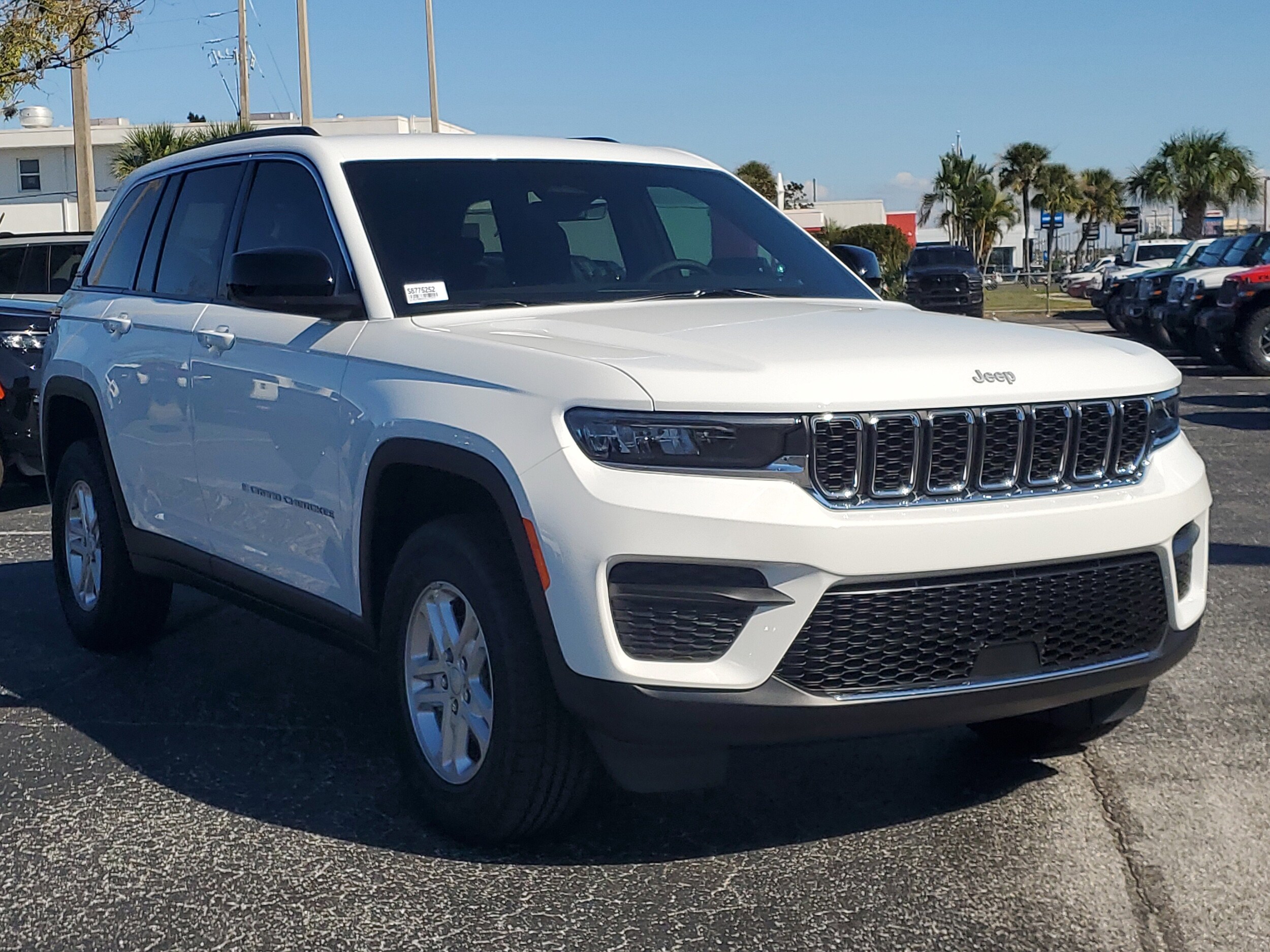 2025 Jeep Grand Cherokee Laredo photo 3