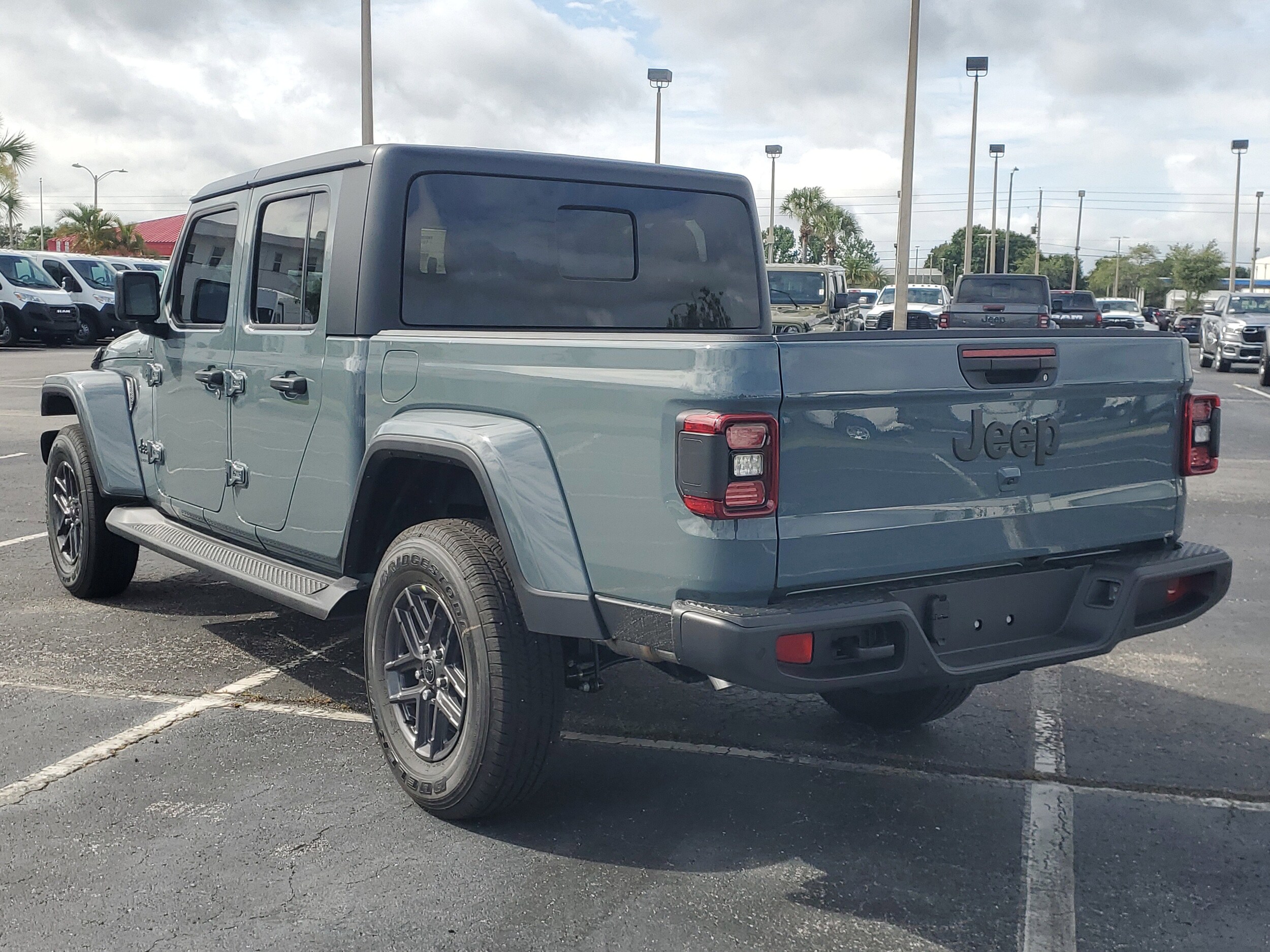 2025 Jeep Gladiator Sport S photo 4