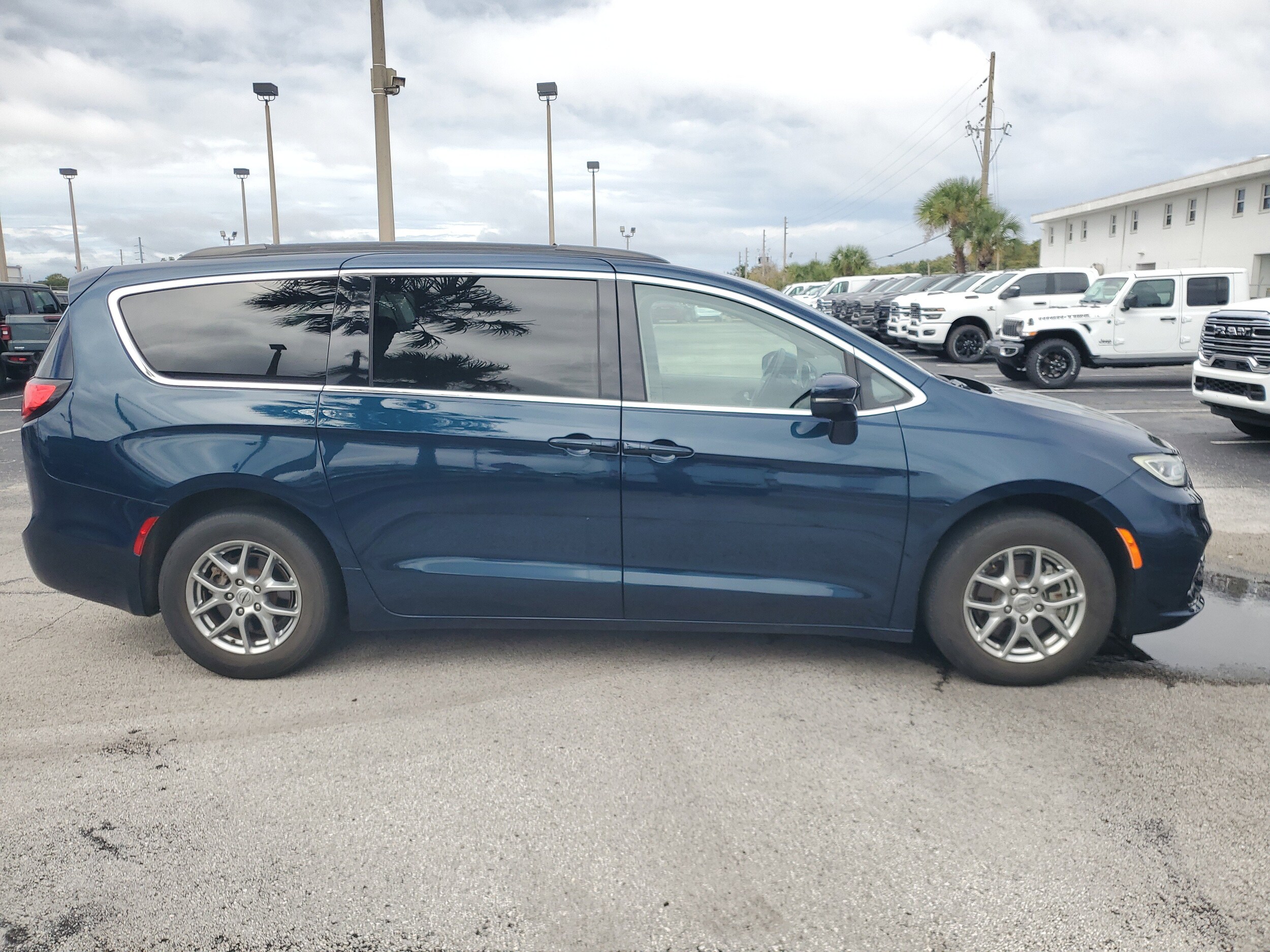 2021 Chrysler Pacifica Touring photo 4