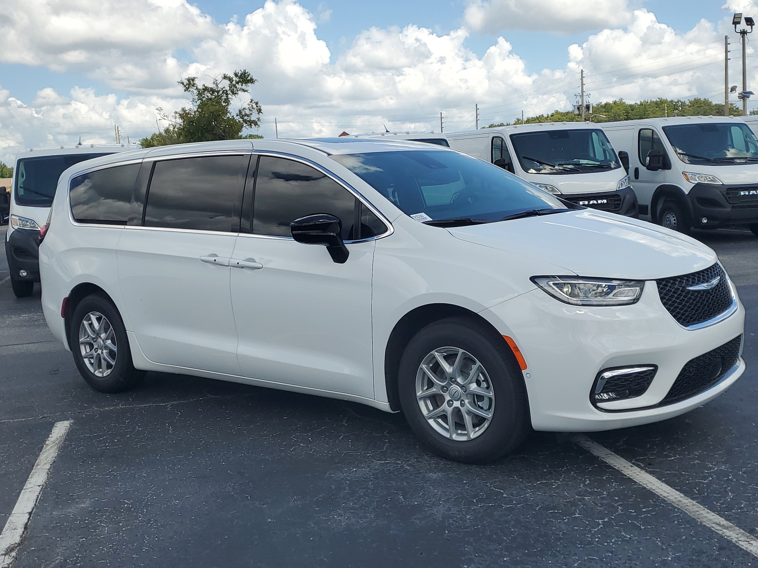 2026 Chrysler Pacifica Select's photo