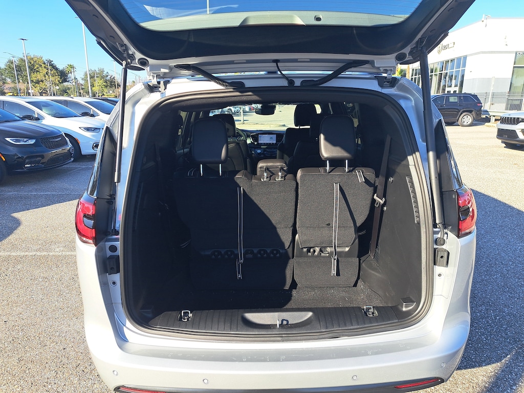 New 2026 Chrysler Pacifica Select Passenger Van