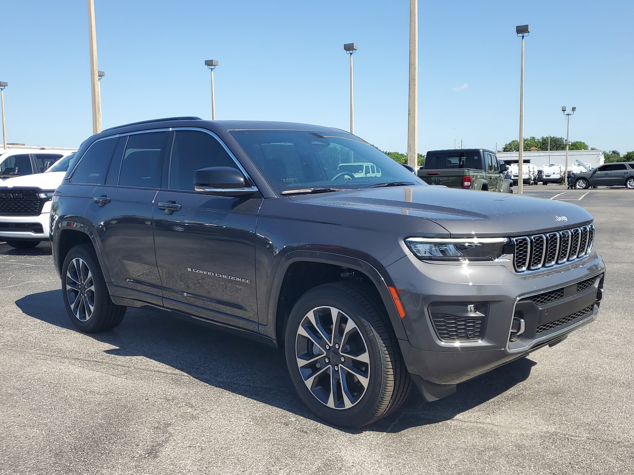 2025 Jeep Grand Cherokee Overland photo 2
