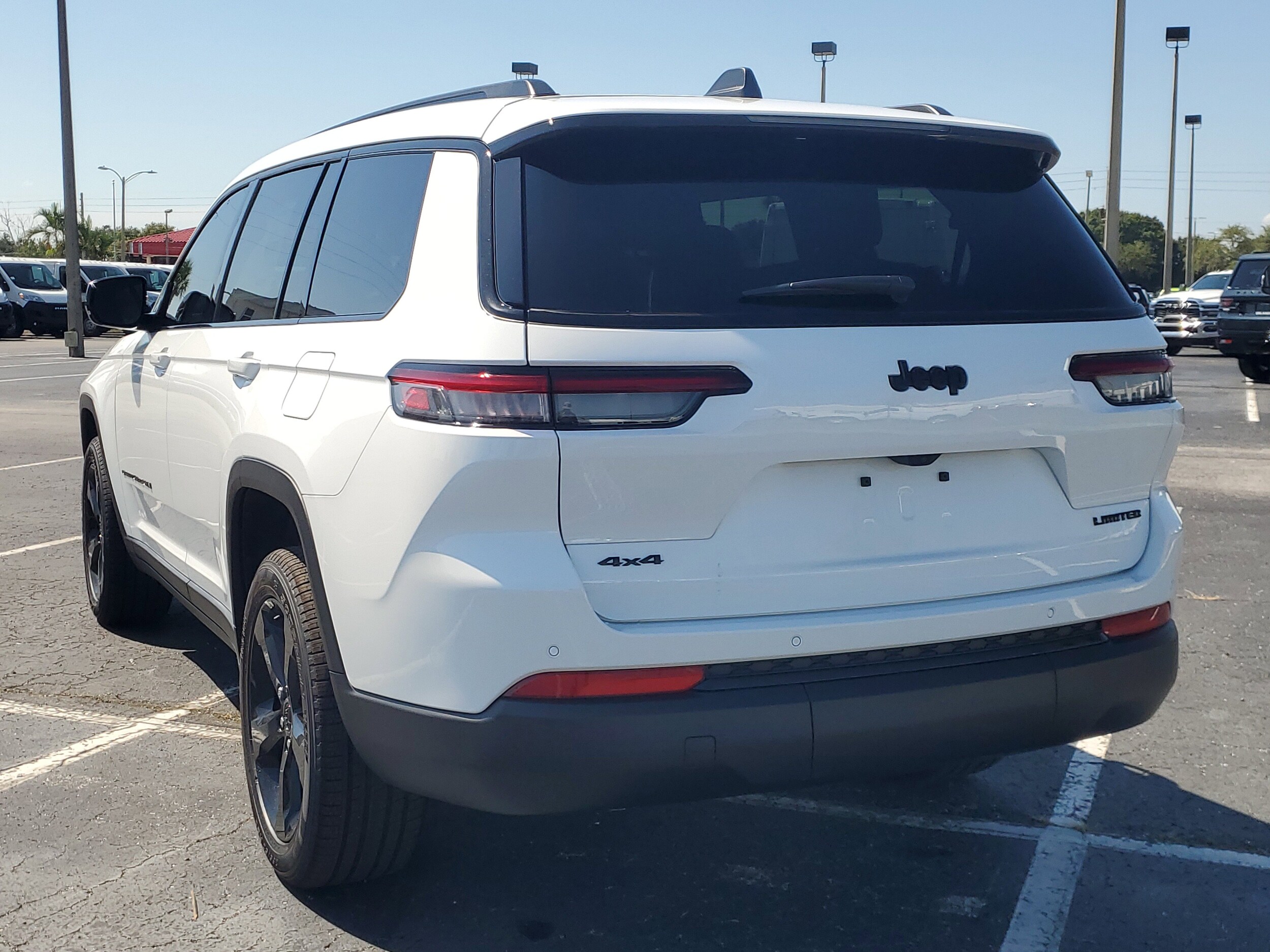 2025 Jeep Grand Cherokee Limited photo 3