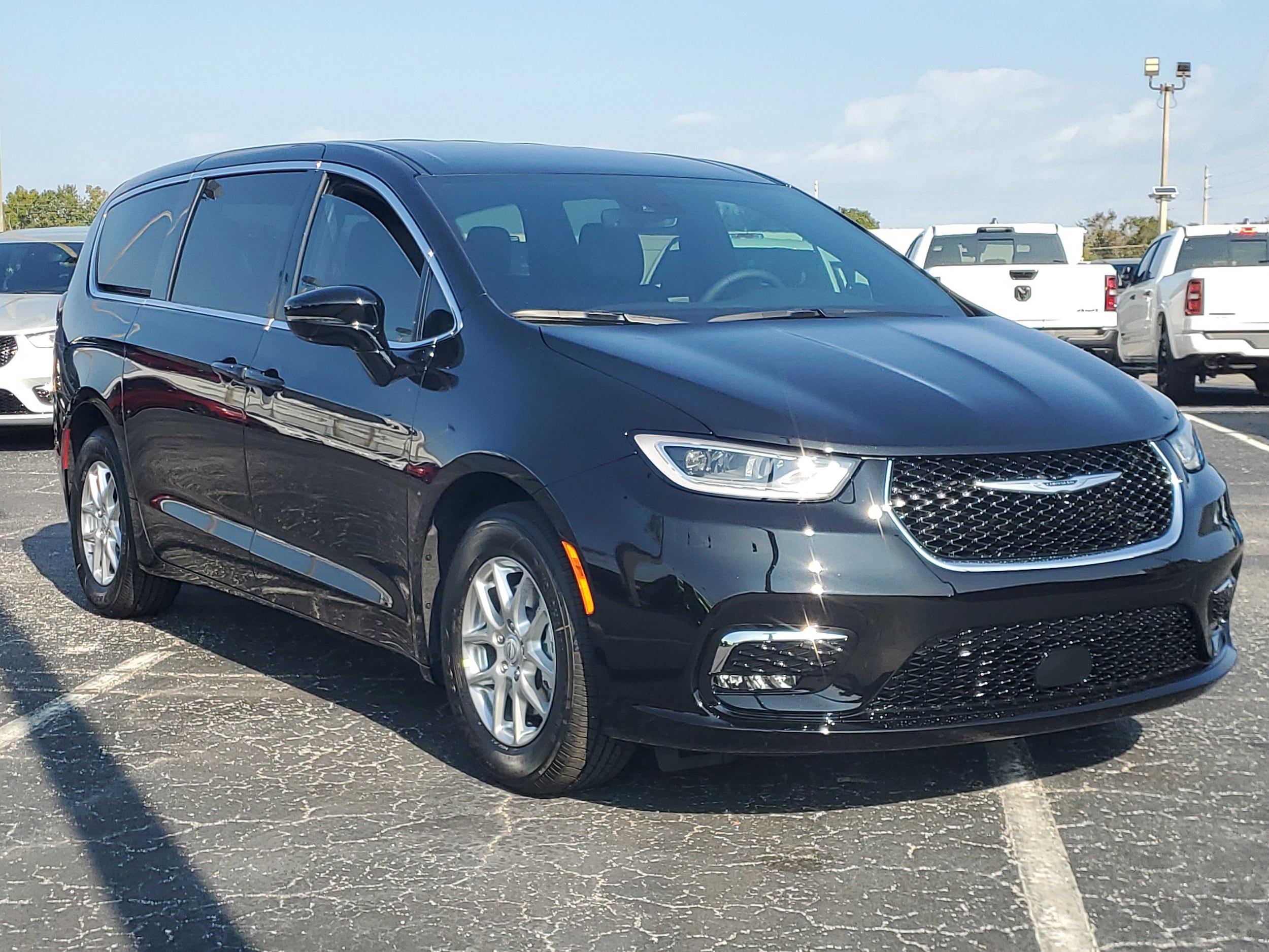 2026 Chrysler Pacifica Select's photo