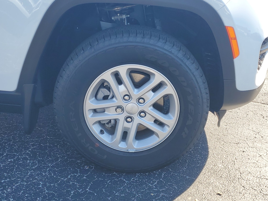 New 2025 Jeep Grand Cherokee Laredo Sport Utility