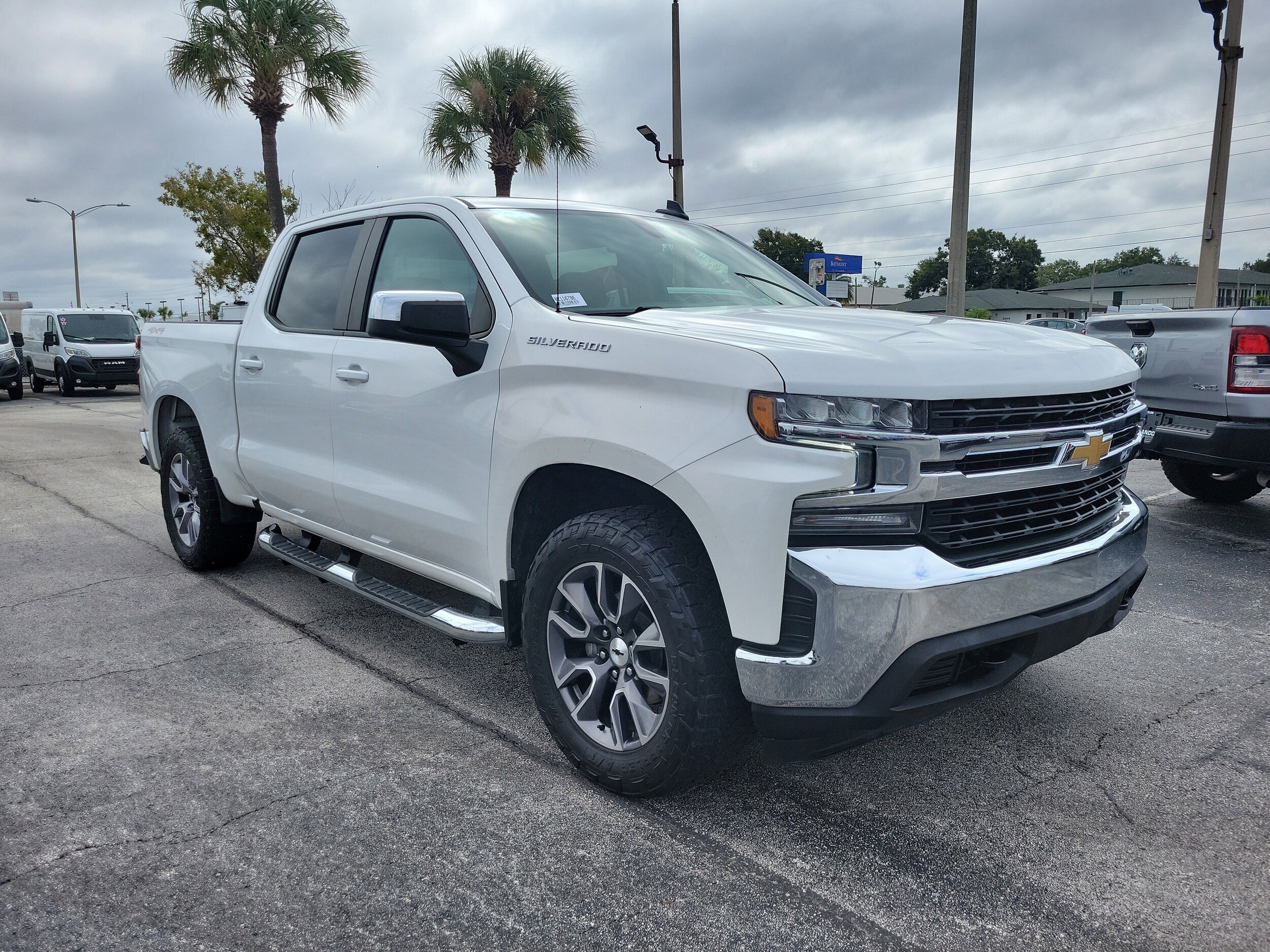 2022 Chevrolet Silverado 1500 LT photo 3