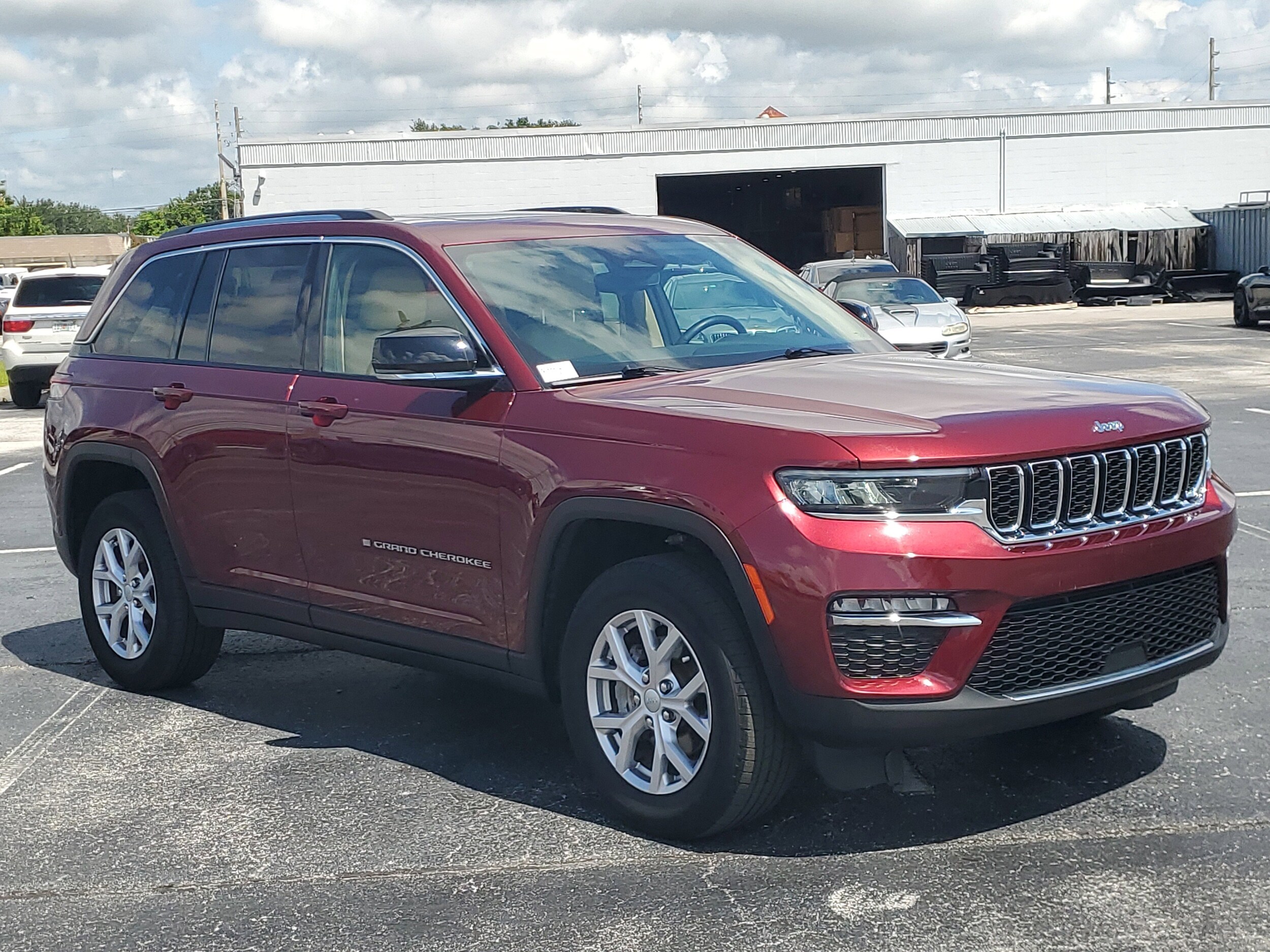 2022 Jeep Grand Cherokee Limited photo 2