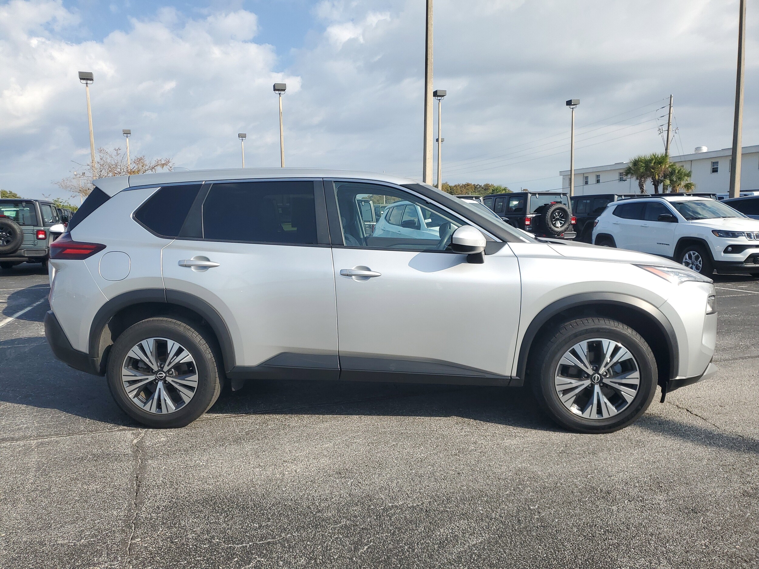 2023 Nissan Rogue SV photo 3