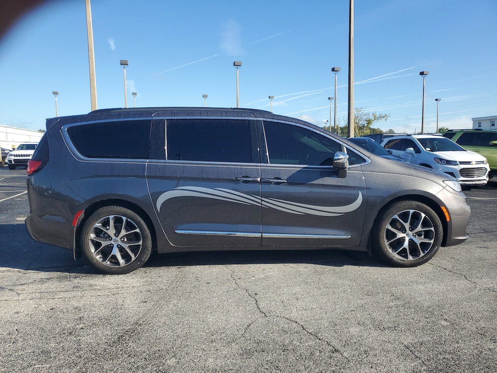 Used 2022 Chrysler Pacifica Limited Limited FWD