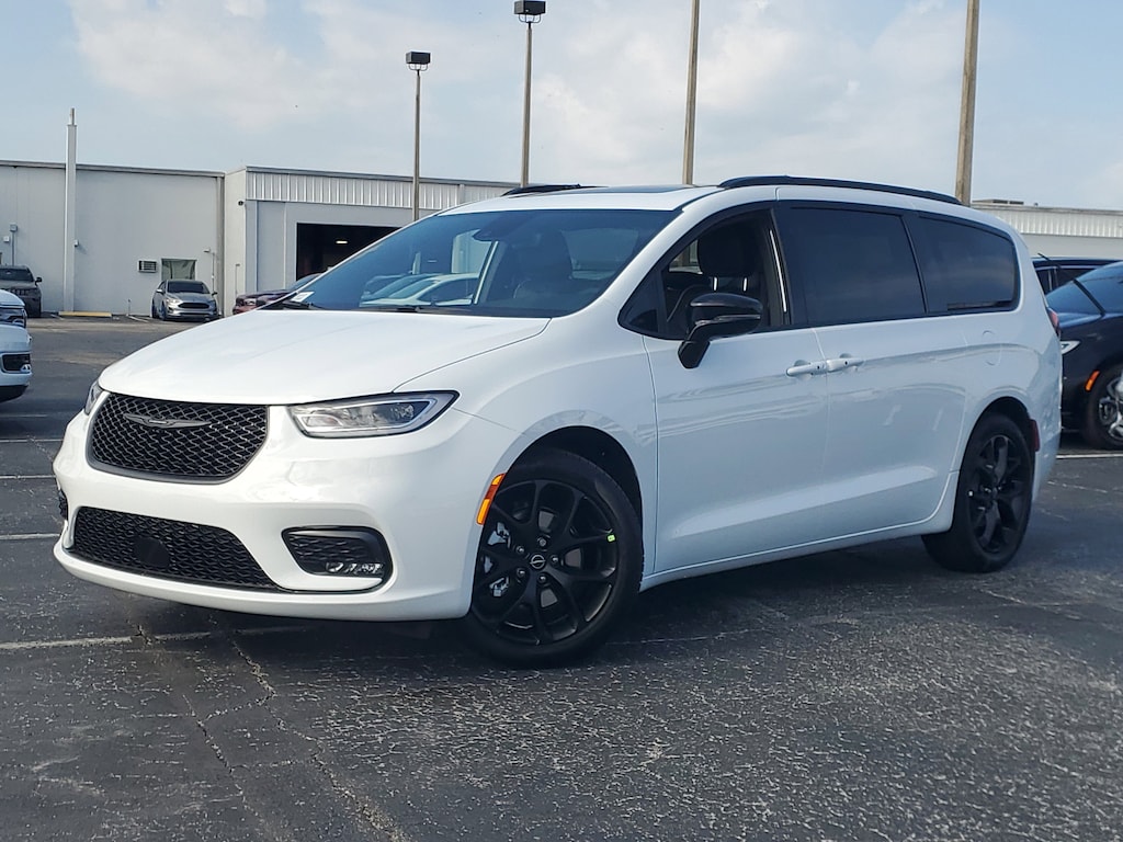New 2026 Chrysler Pacifica Limited Passenger Van