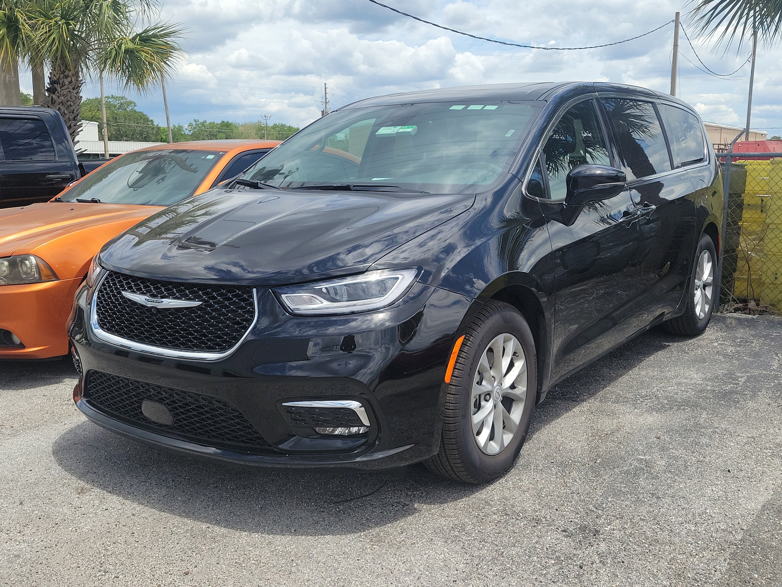 2026 Chrysler Pacifica Limited's photo