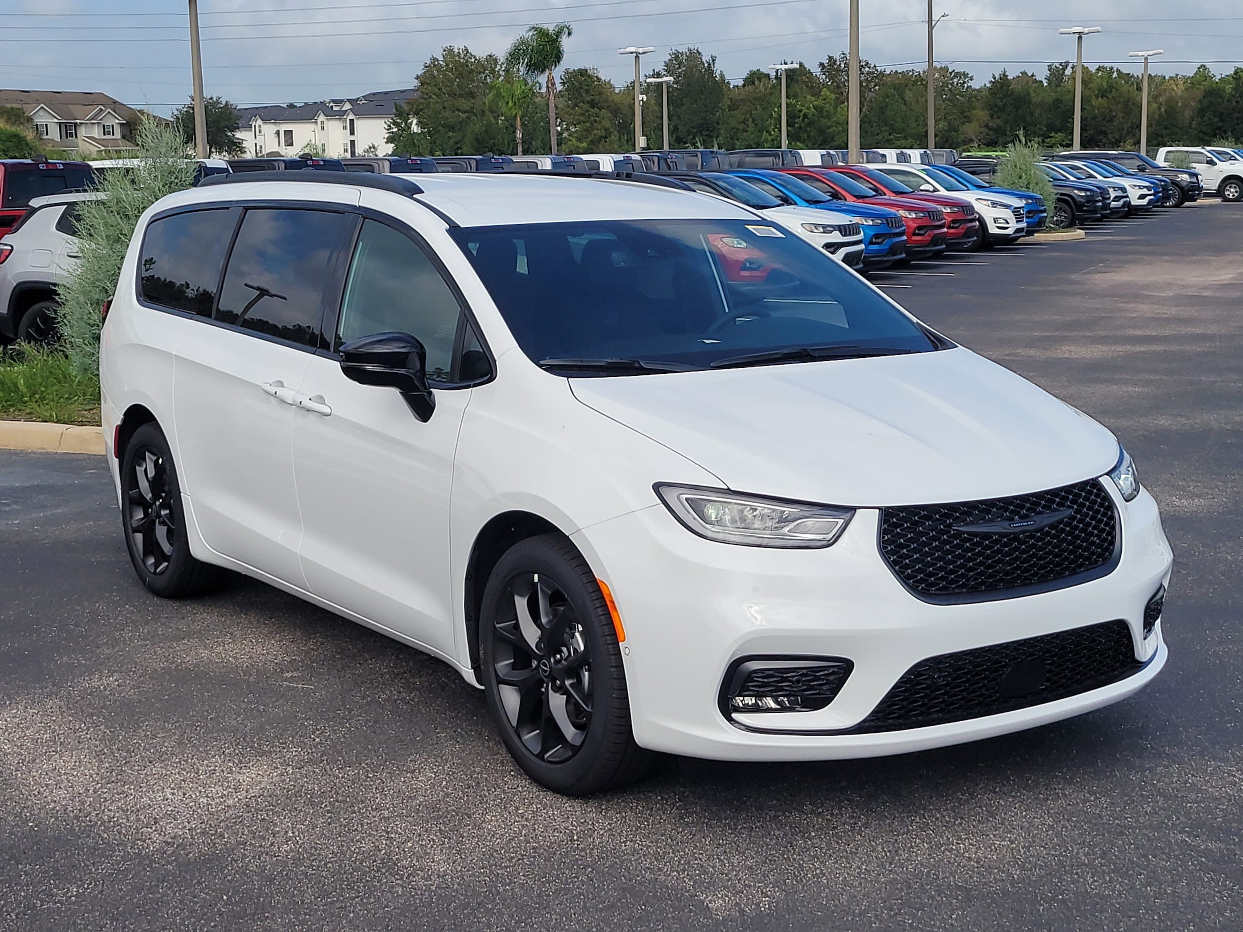 2026 Chrysler Pacifica Select's photo