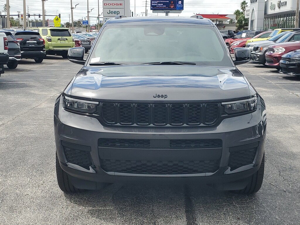 2025 Jeep Grand Cherokee Altitude photo 2