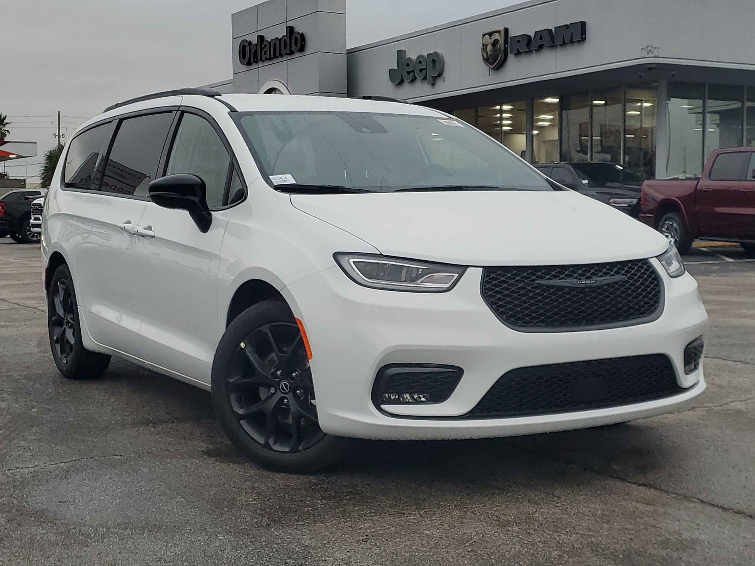 2026 Chrysler Pacifica Select's photo