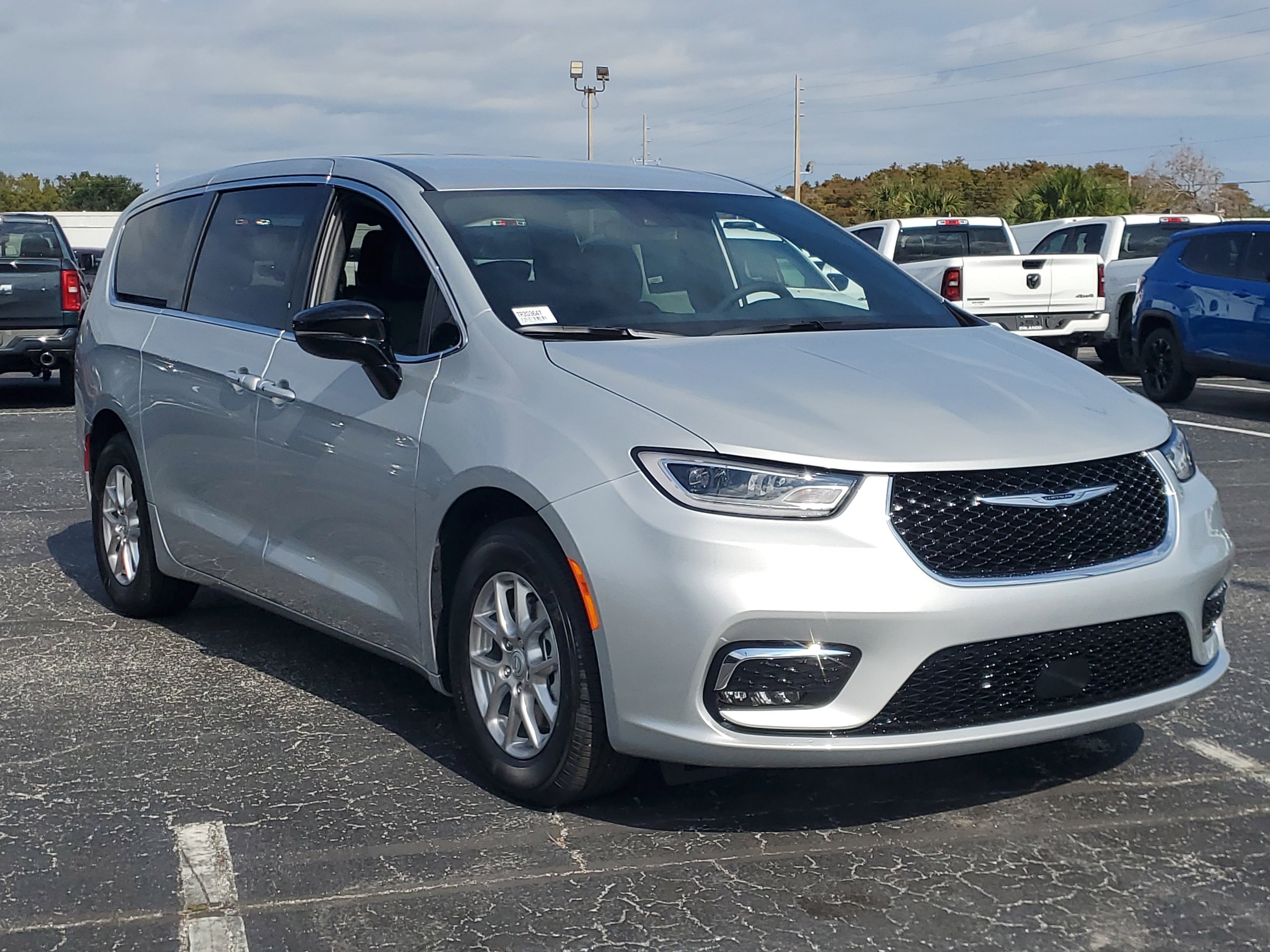 2026 Chrysler Pacifica Select's photo