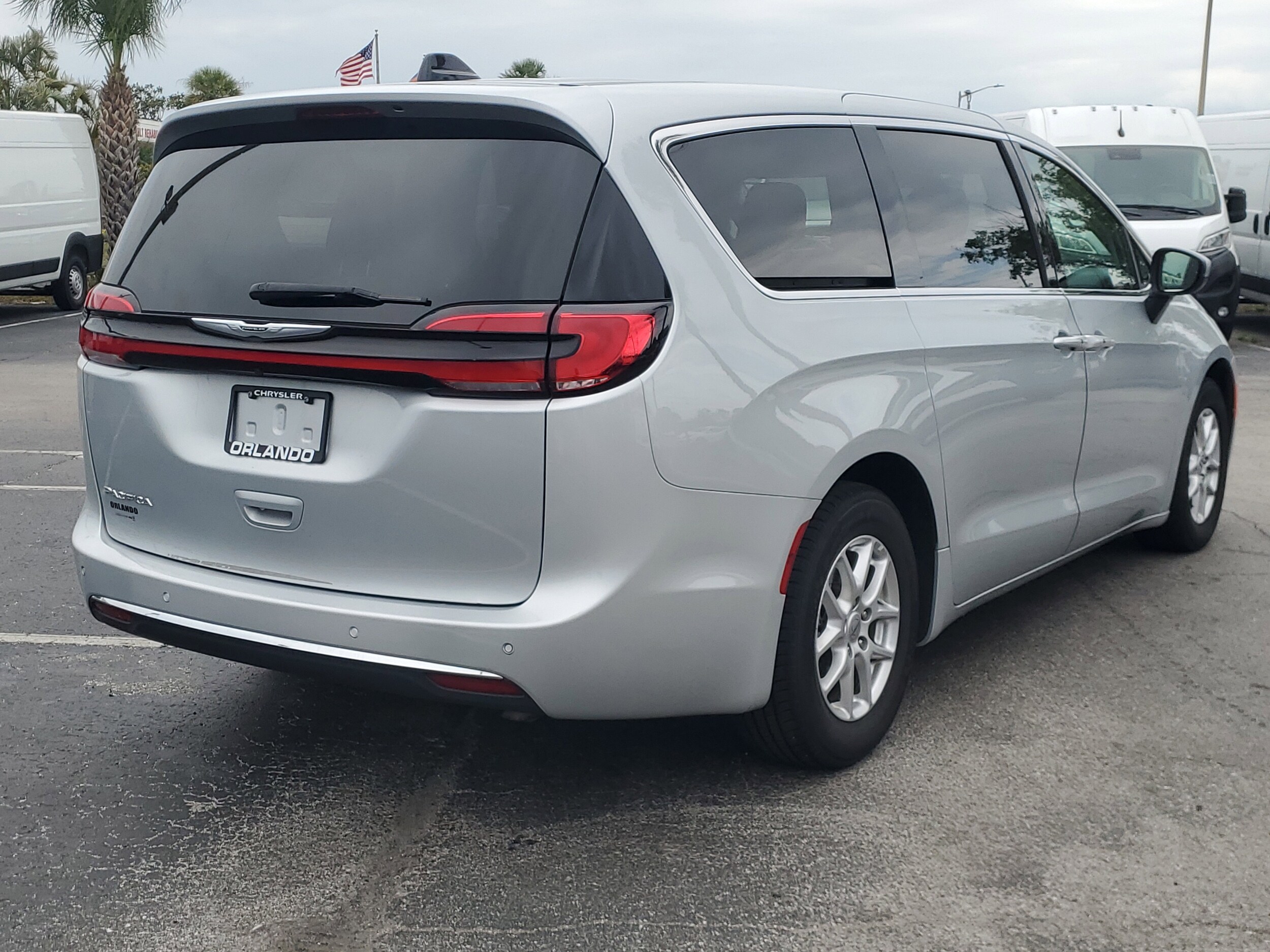 Image 3 of 2023 Chrysler Pacifica Touring L FWD