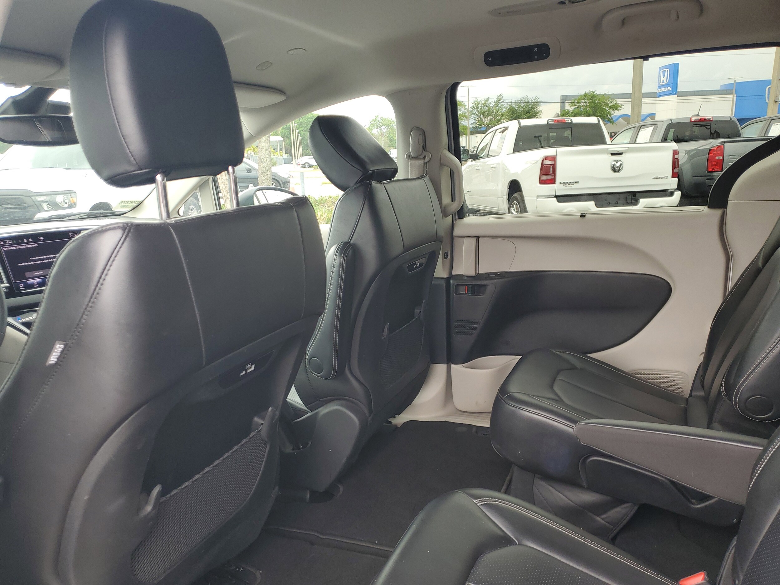 Image 10 of 2023 Chrysler Pacifica Touring L FWD