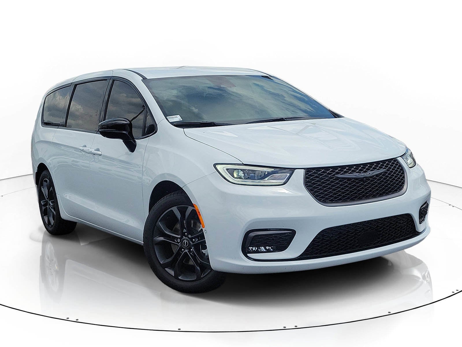 2026 Chrysler Pacifica Select's photo