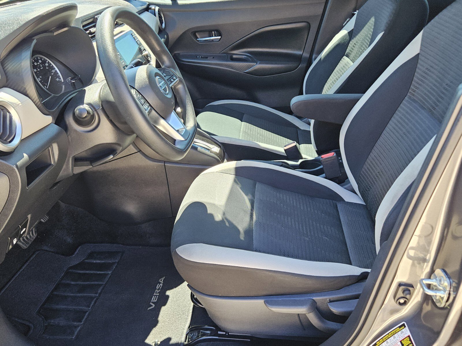 2020 Nissan Versa 1.6 SV photo 3