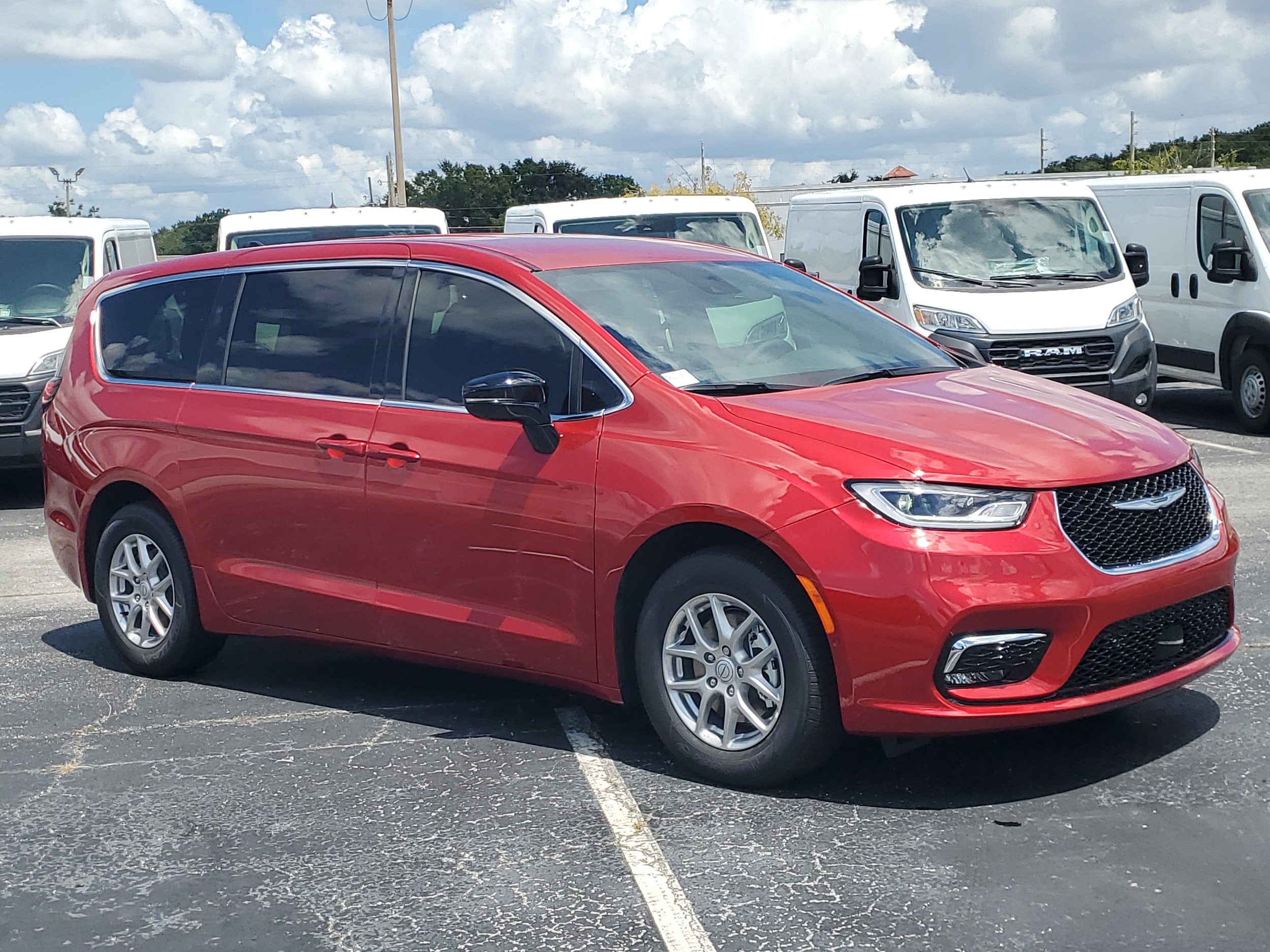 2026 Chrysler Pacifica Select's photo