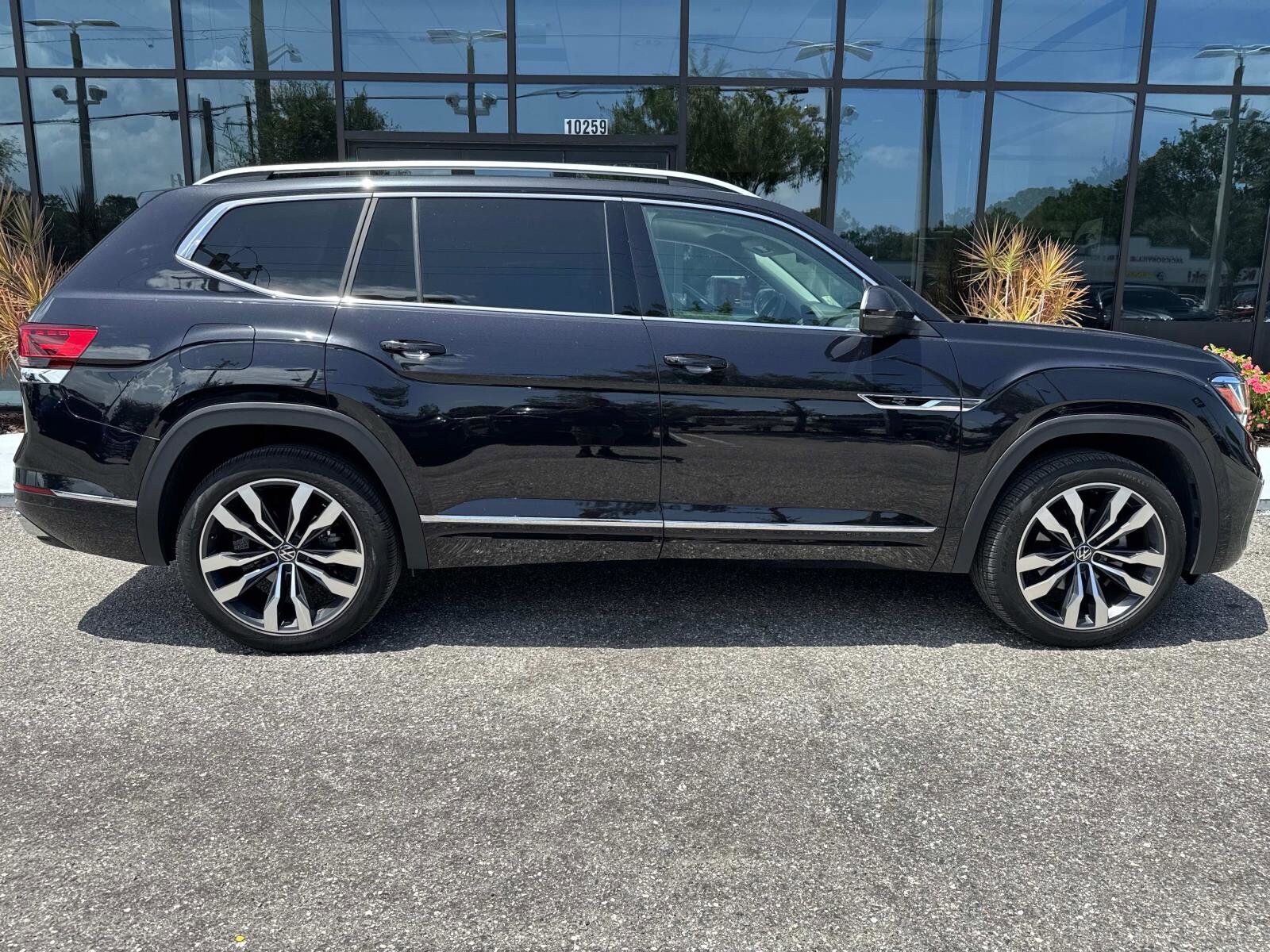 2022 Volkswagen Atlas V6 SEL Premium R-Line photo 2