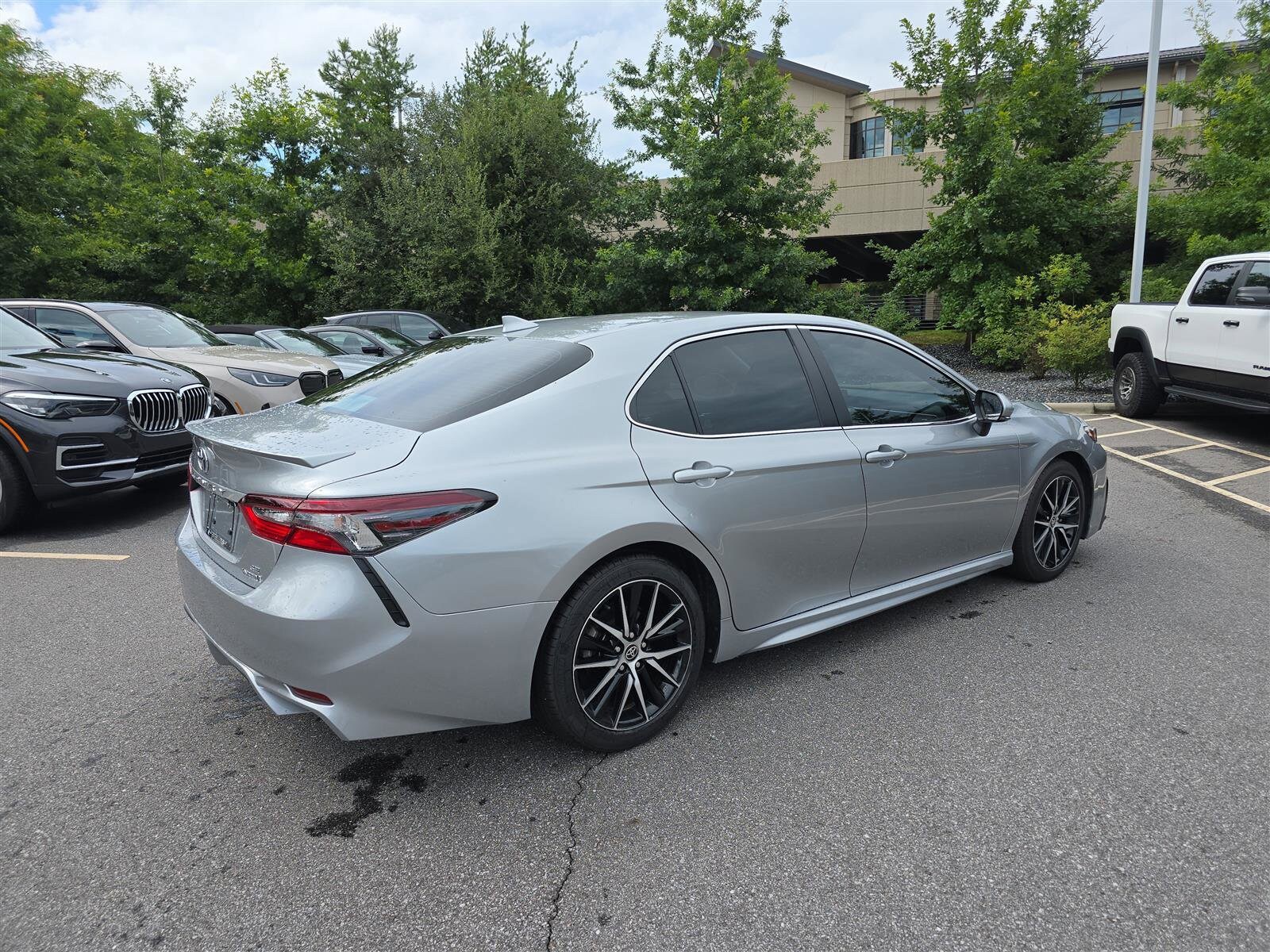 2022 Toyota Camry Hybrid SE photo 3