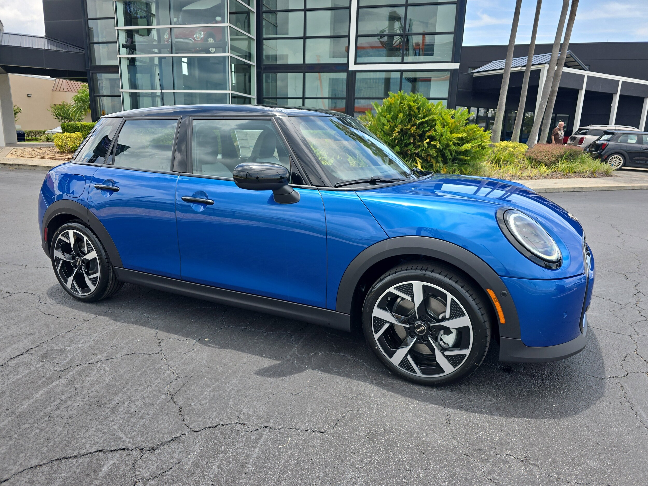 2025 Mini Cooper 4 Door Hardtop Signature photo 2