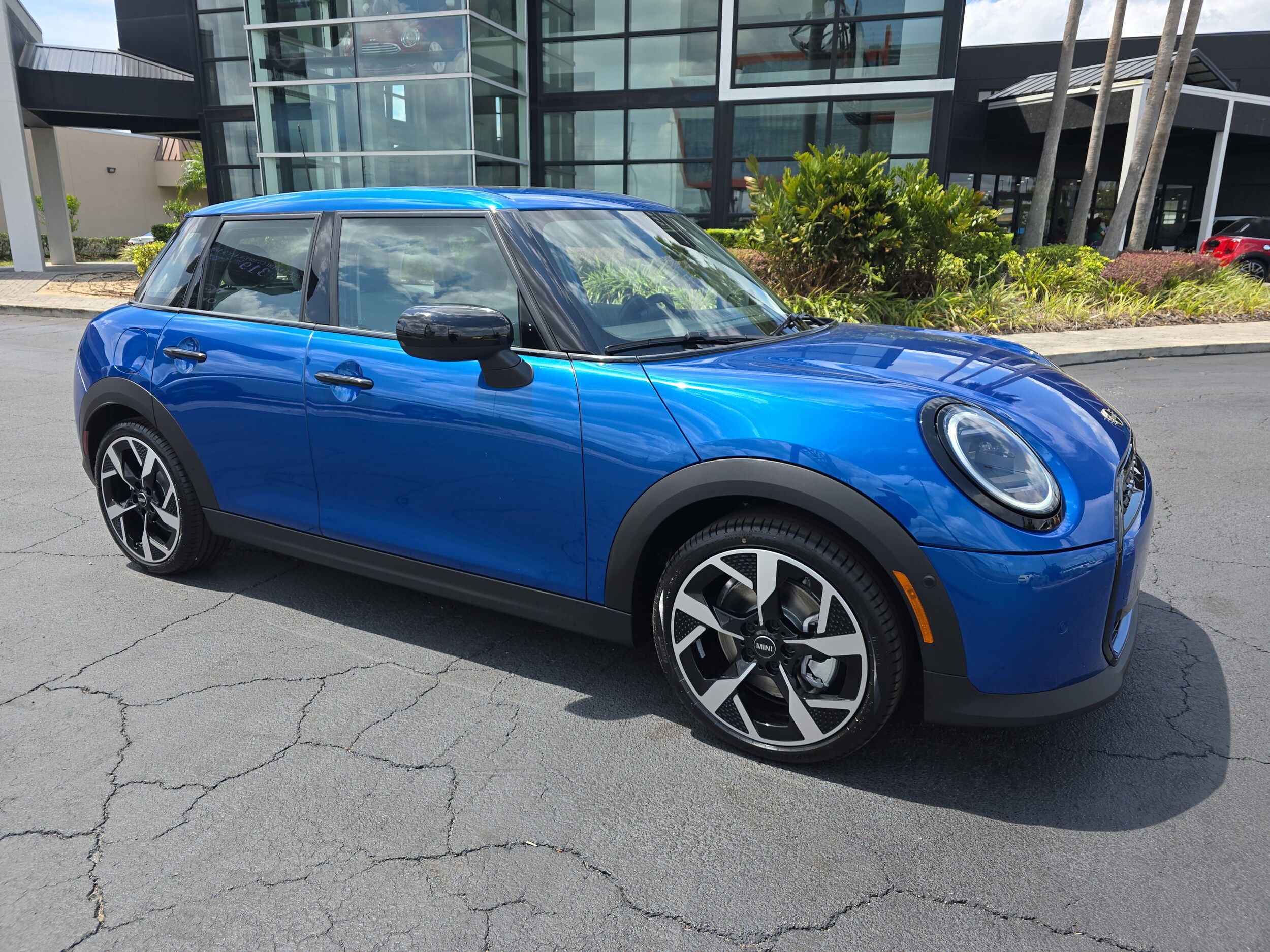 2025 Mini Cooper 4 Door Hardtop Signature photo 2