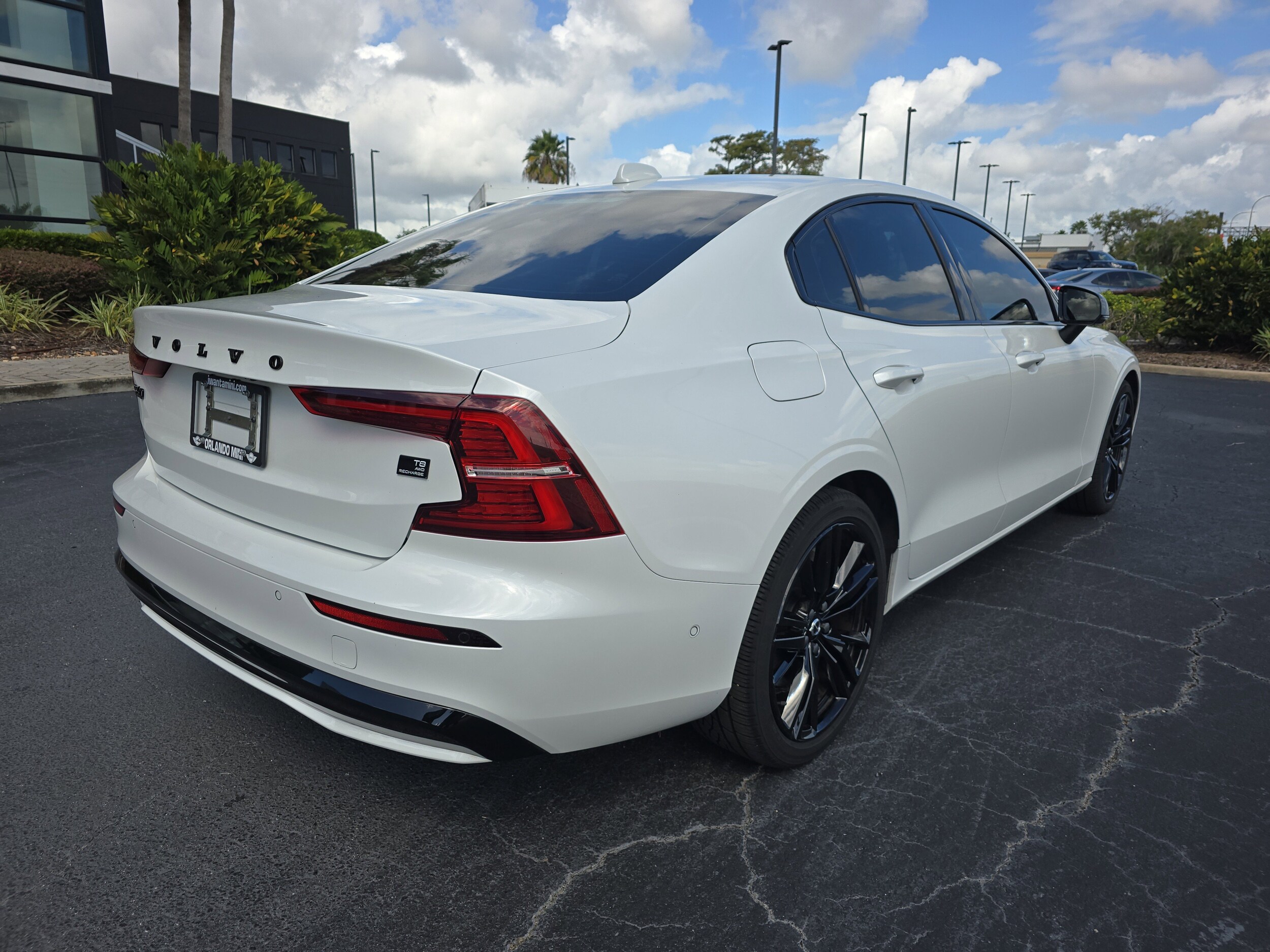 2024 Volvo S60 Recharge T8 Ultimate Black Edition photo 4