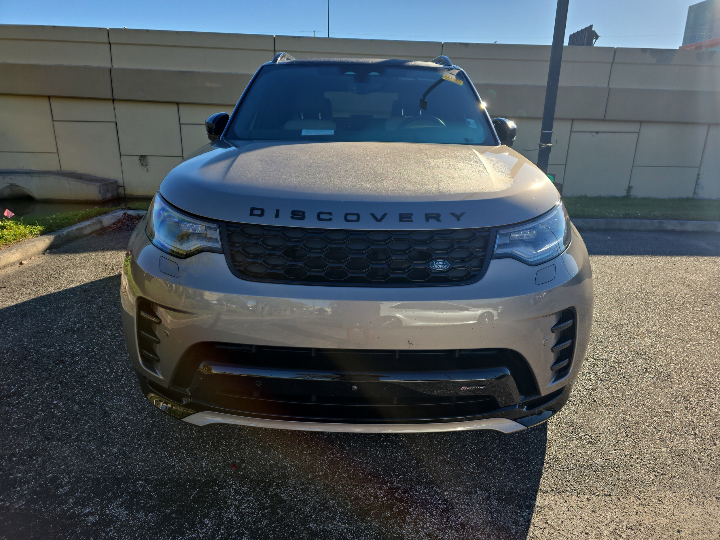 2023 Land Rover Discovery S R-Dynamic photo 3