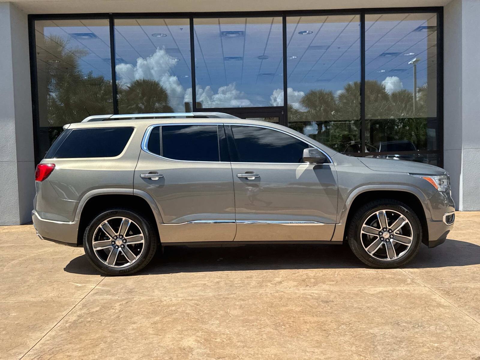 2019 Gmc Acadia Denali photo 2