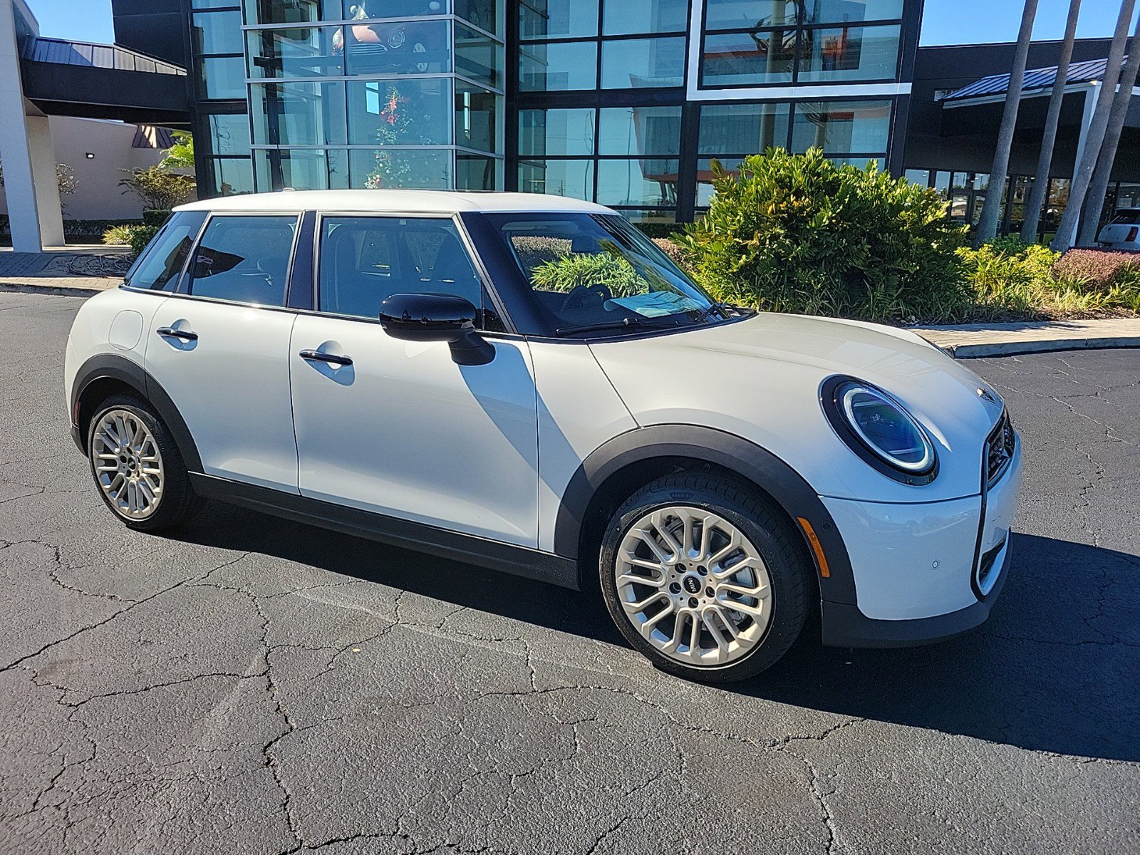 2025 Mini Cooper 4 Door Hardtop Signature photo 2