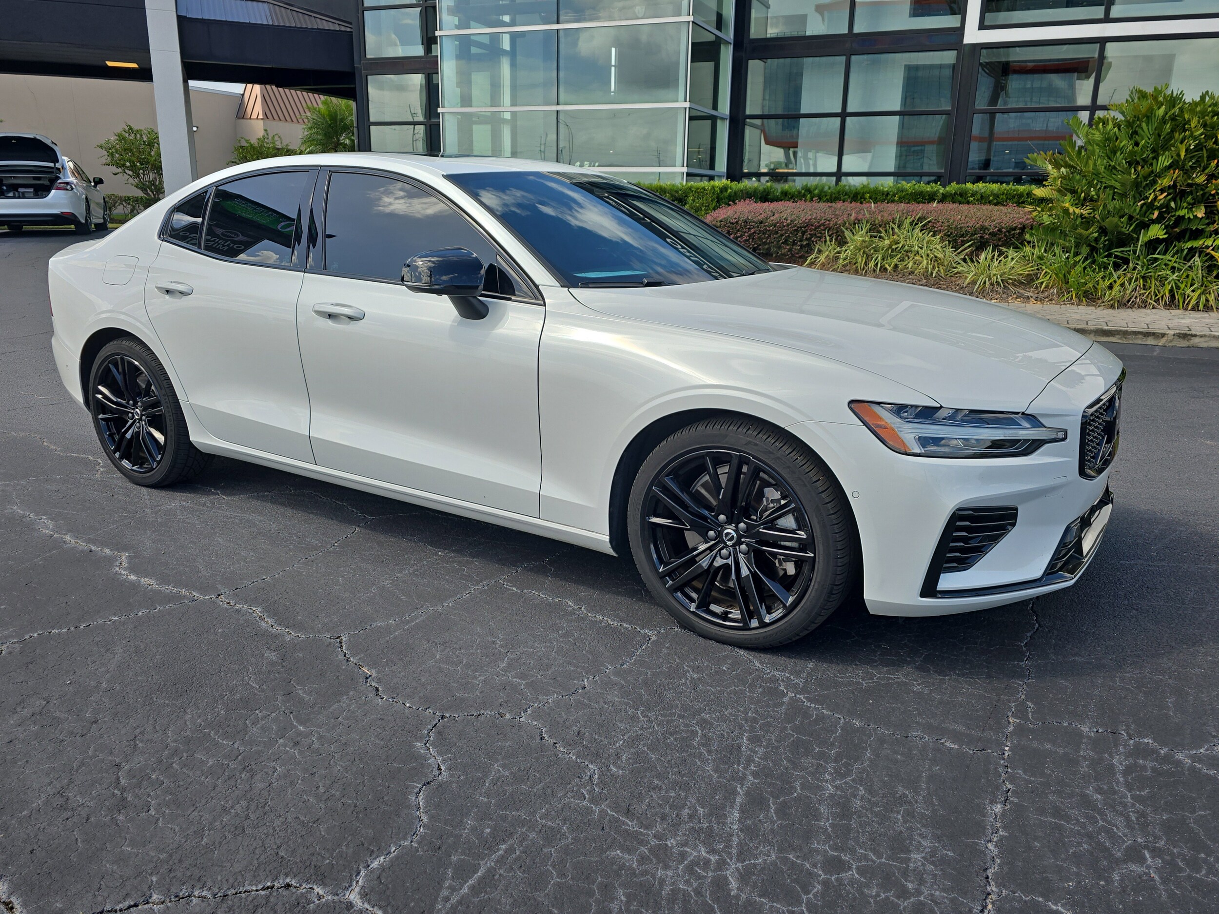 2024 Volvo S60 Recharge T8 Ultimate Black Edition photo 2