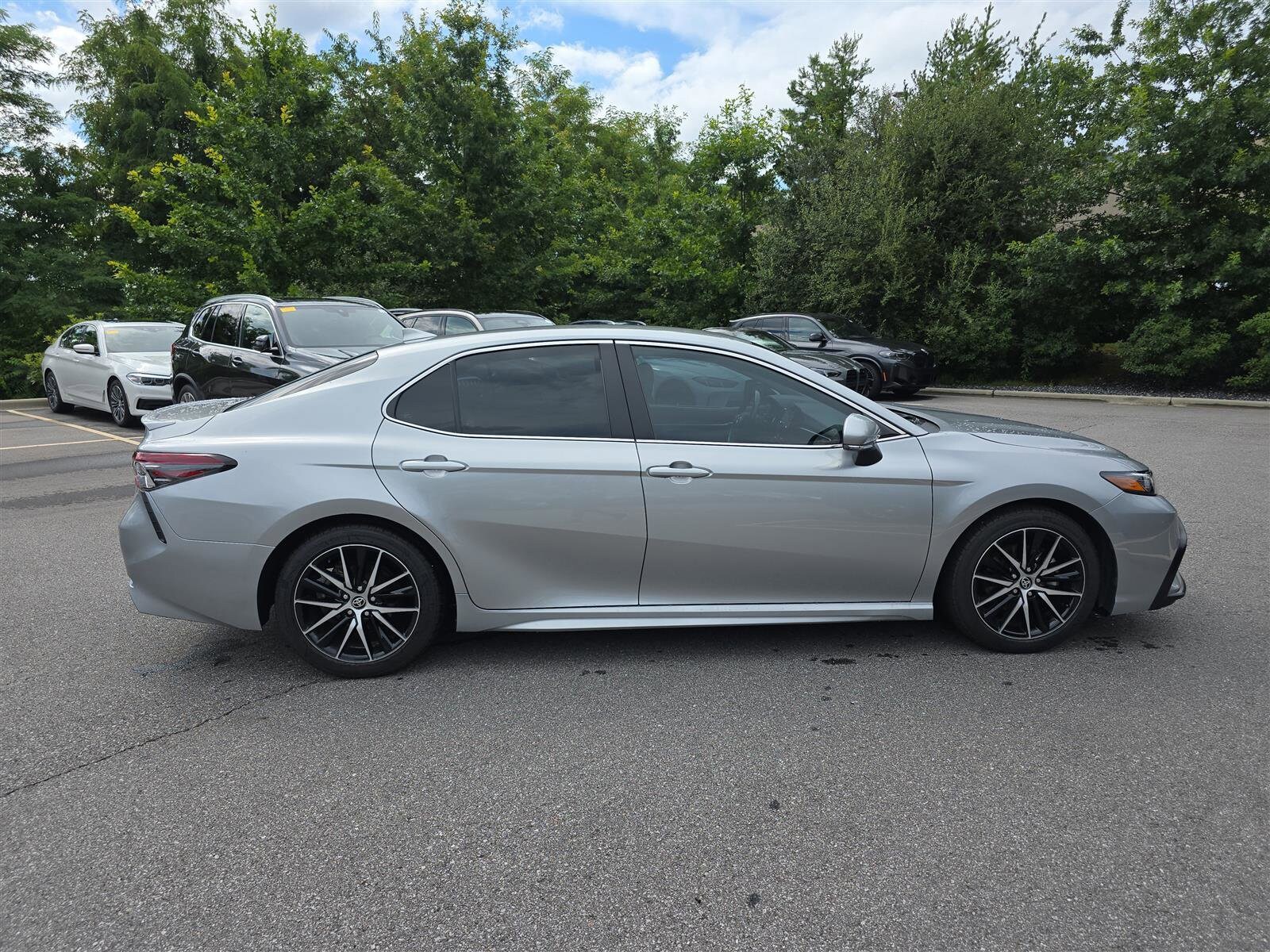 2022 Toyota Camry Hybrid SE photo 2