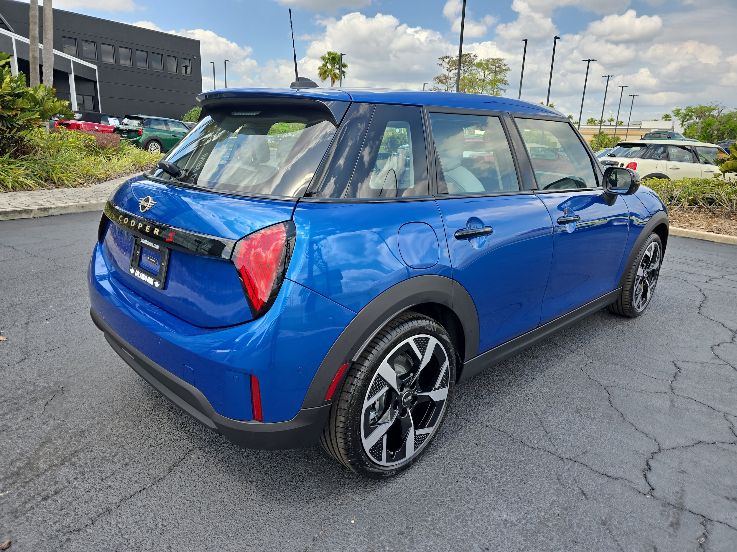 2025 Mini Cooper 4 Door Hardtop Signature photo 3