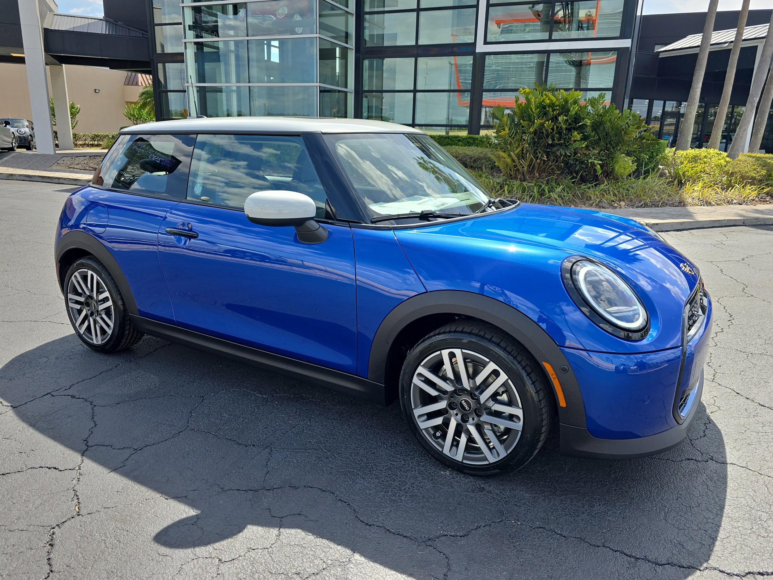 2025 Mini Cooper 2 Door Hardtop Signature photo 2