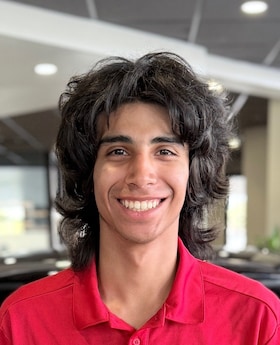 Staff member Christopher from ID_1254395b4632