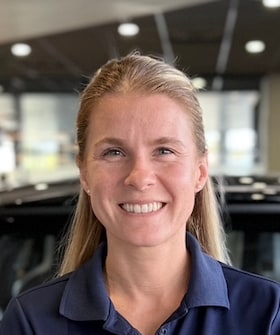 Staff member Elizabeth from ID_f3c6e7fc3789