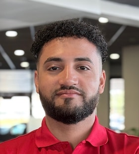 Staff member Luis from ID_1254395b4632