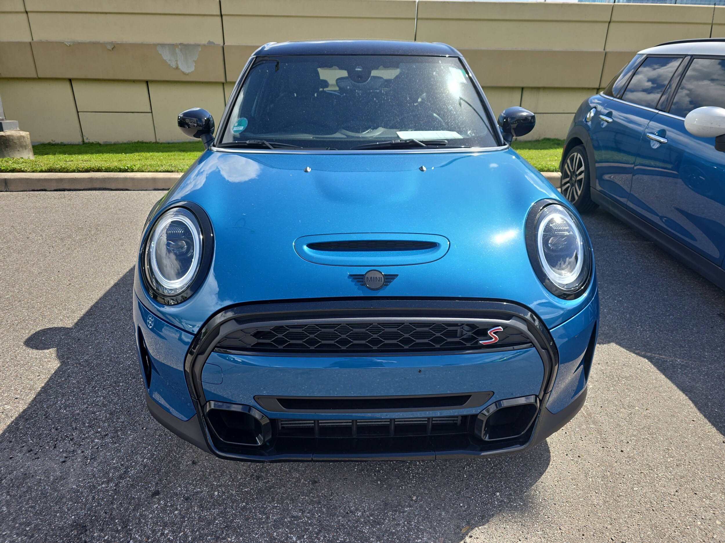 2022 Mini Cooper 4 Door Hardtop S photo 2