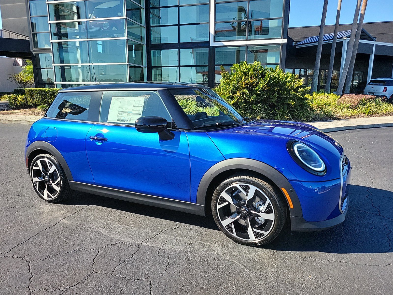 2025 Mini Cooper 2 Door Hardtop Iconic photo 2