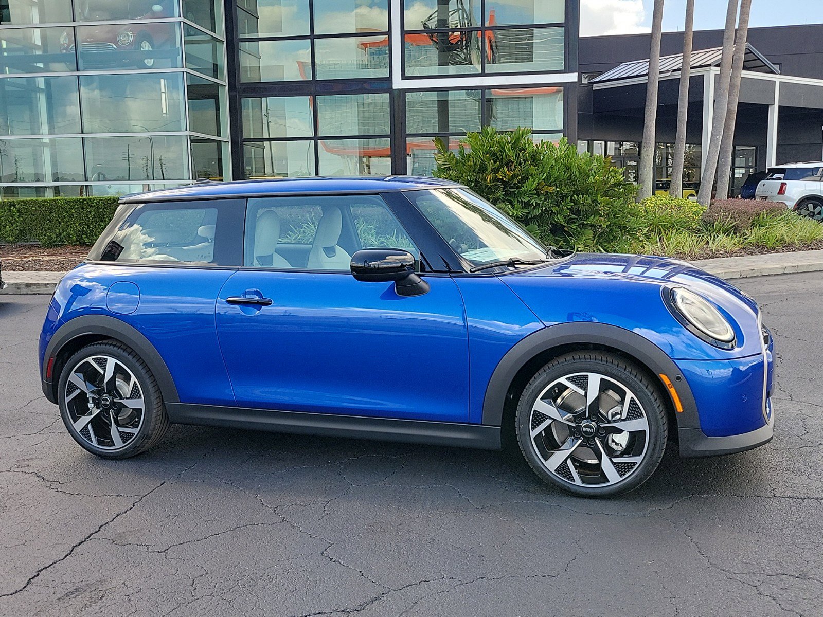 2025 Mini Cooper 2 Door Hardtop Signature photo 2
