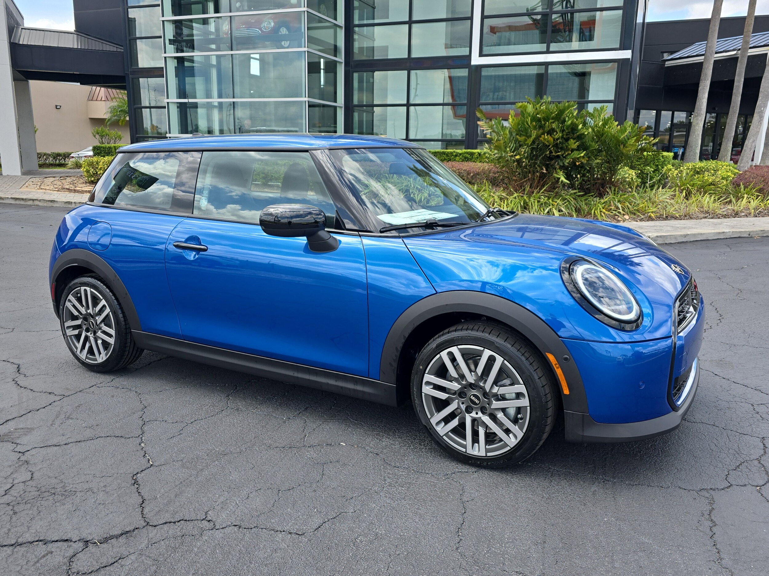 2025 Mini Cooper 2 Door Hardtop Signature photo 2