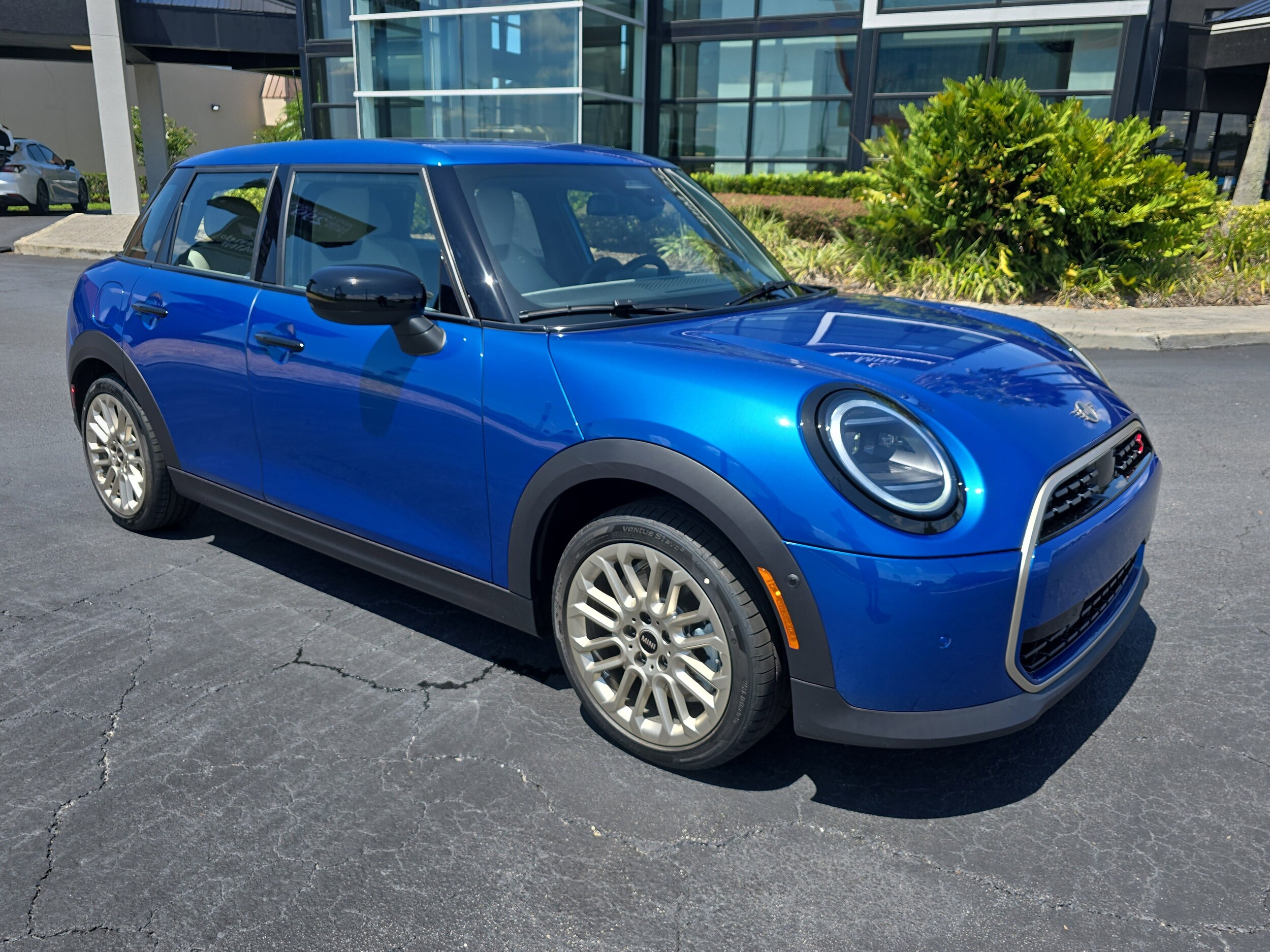 2025 Mini Cooper 4 Door Hardtop Signature photo 2