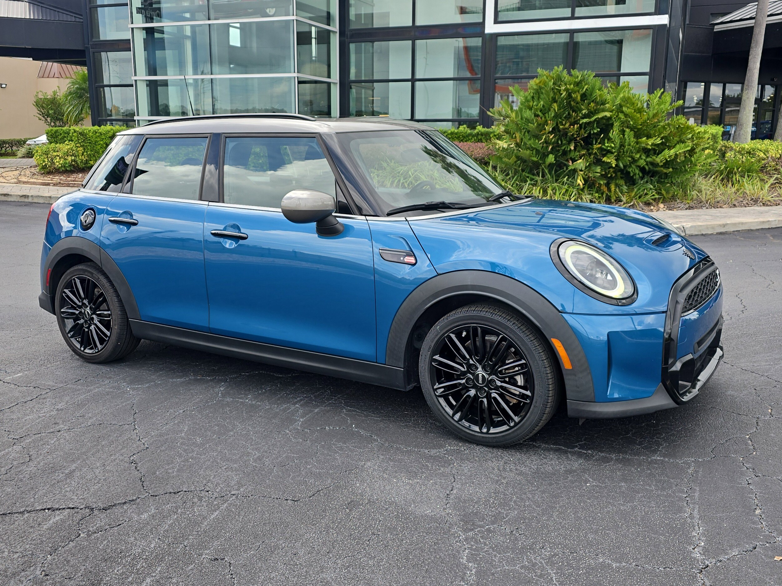 2023 Mini Cooper 4 Door Hardtop S photo 2