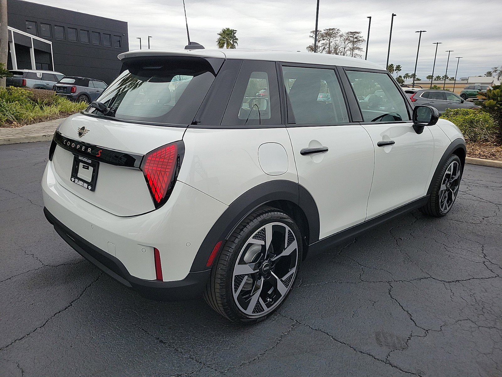 2025 Mini Cooper 4 Door Hardtop Iconic photo 3