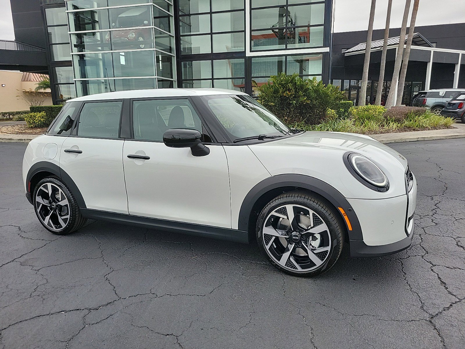 2025 Mini Cooper 4 Door Hardtop Iconic photo 2