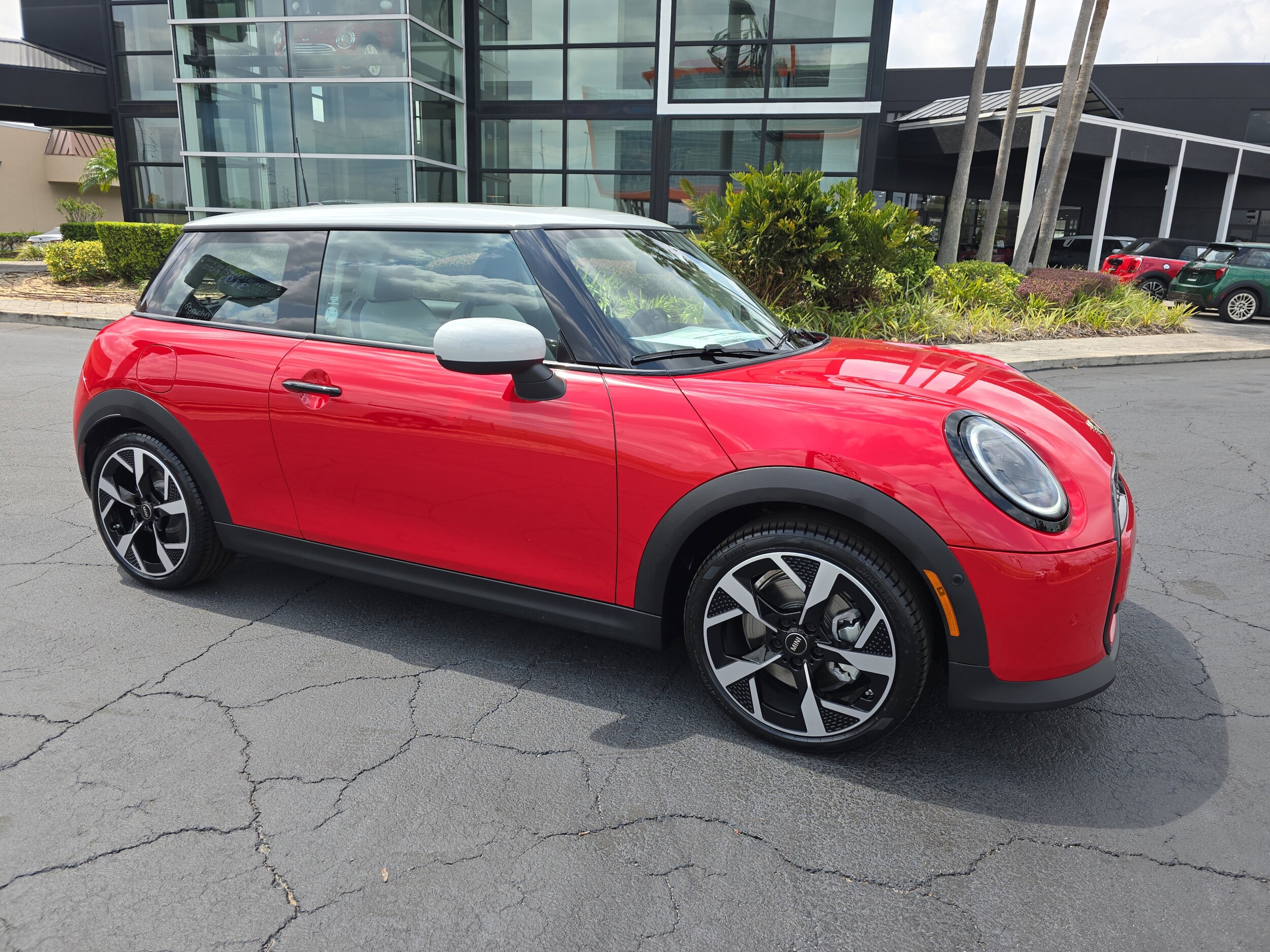 2025 Mini Cooper 2 Door Hardtop Signature photo 2