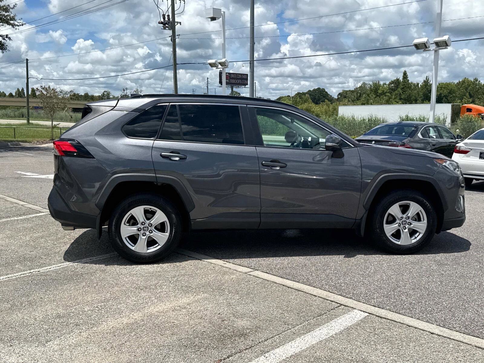 2021 Toyota RAV4 XLE photo 2
